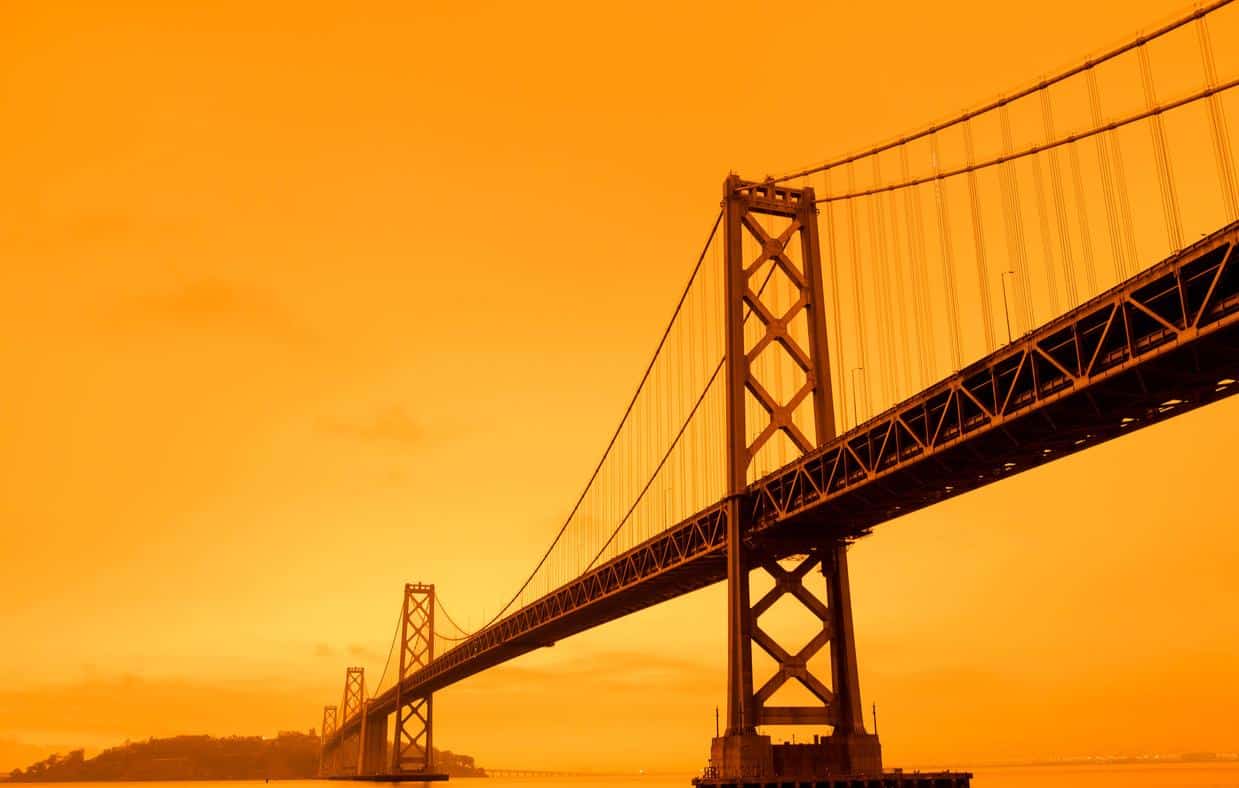 Ponte Golden Gate em meio ao céu alaranjado causado por incêndios florestais. Crédito: hkalkan/Shutterstock