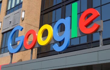 Letreiro colorido do Google em fachada de um imóvel