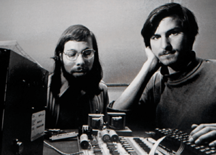 Steve Wozniak e Steve Jobs à frente de um Apple-1