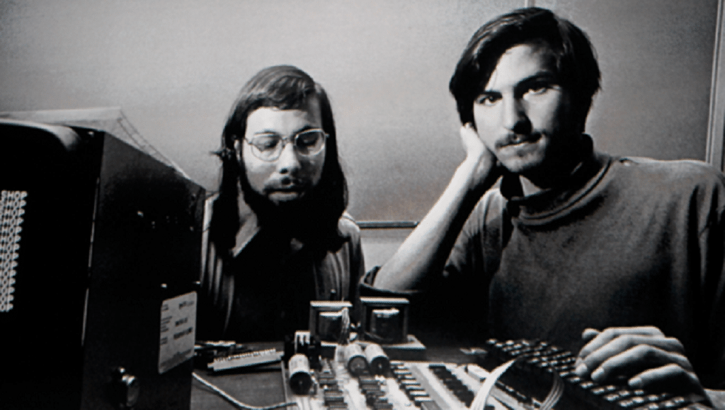 Steve Wozniak e Steve Jobs à frente de um Apple-1